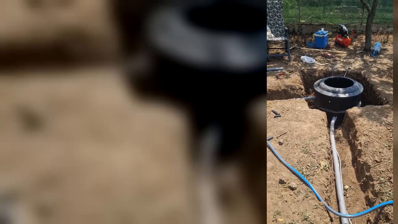 Căminul de vizitare din polietilenă, montat într-un șanț la gura puțului, cu racordurile albastre și cablurile pompei submersibile, la o lucrare a noastră din Balotești
