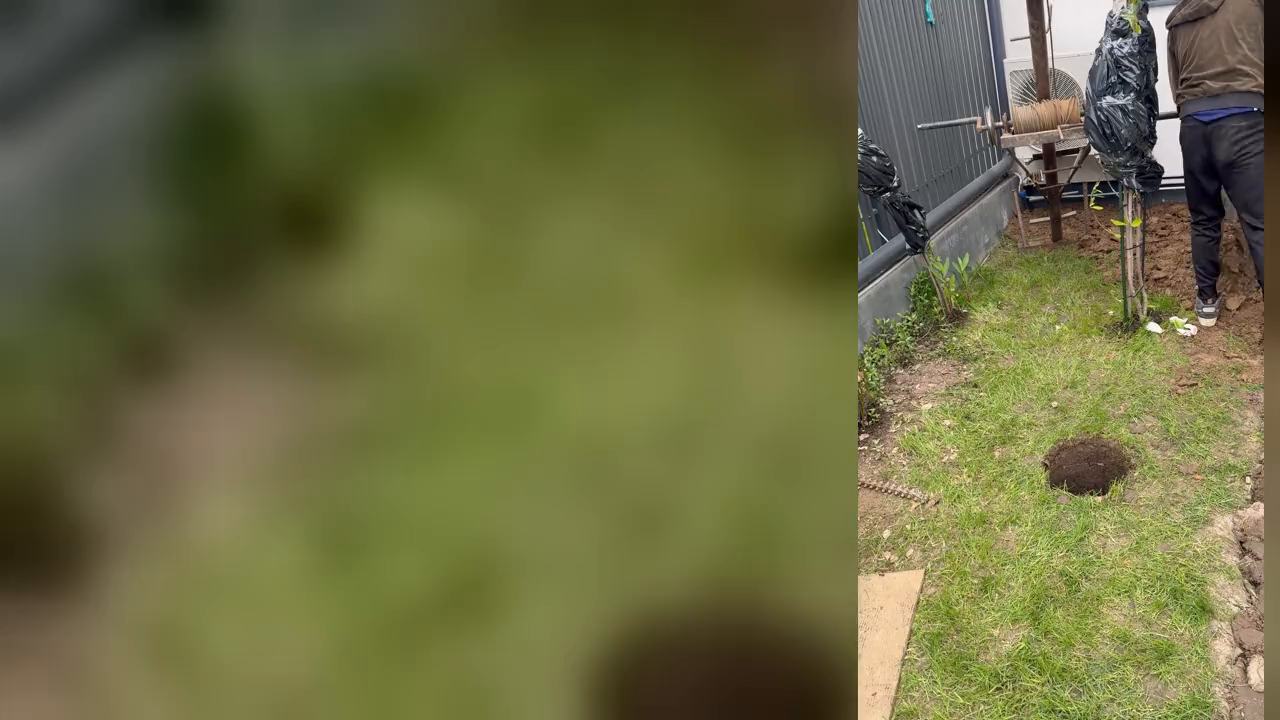 Gaura unui puț absorbant forată în gazonul unei curți din Domnești, lângă trepiedul cu troliu; apoi prăjinile de foraj coborâte în gaură