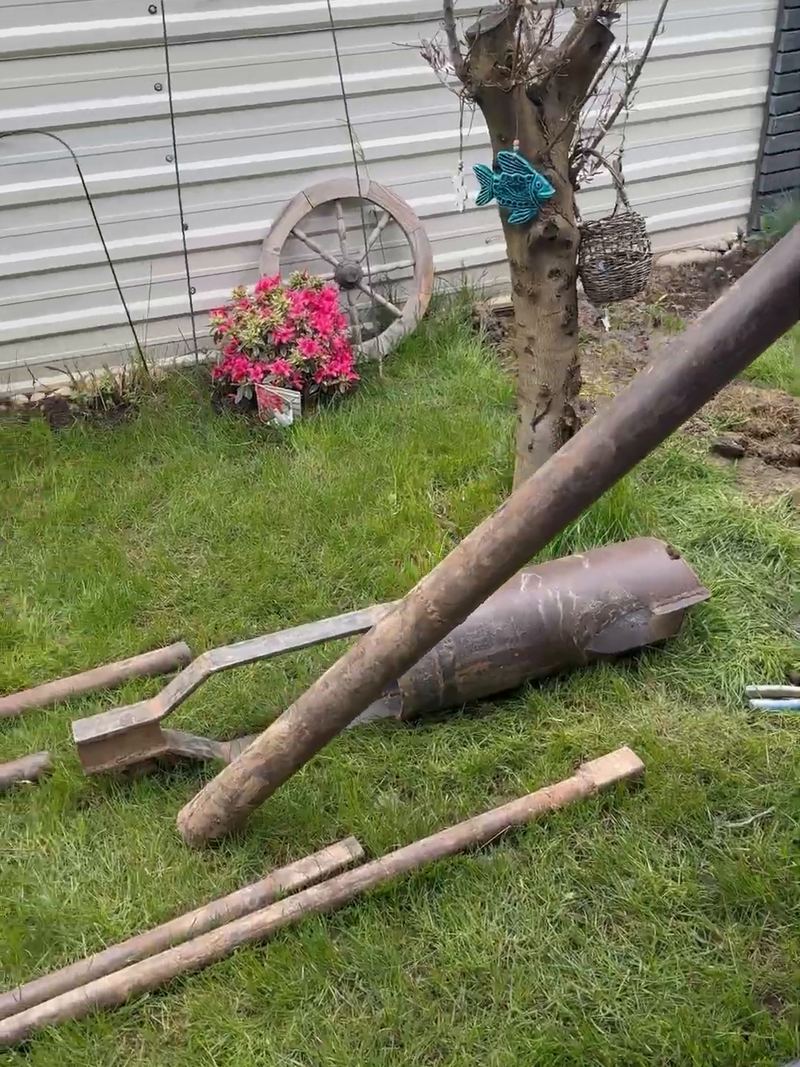 Lingura de foraj și prăjinile de lemn, așezate pe gazonul unei curți din Domnești, la forajul unui puț absorbant pentru apa de ploaie