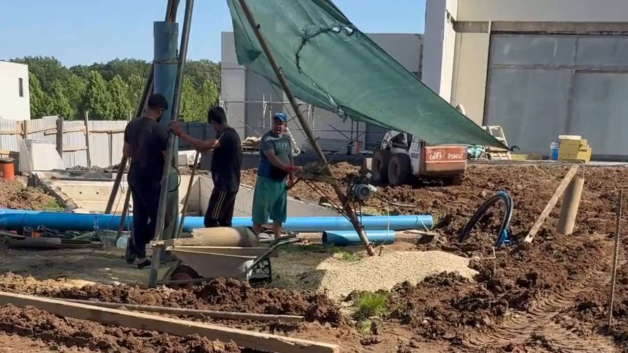 Sonda noastră de foraj, cu prelata verde, pe un teren cu case noi din Balotești
